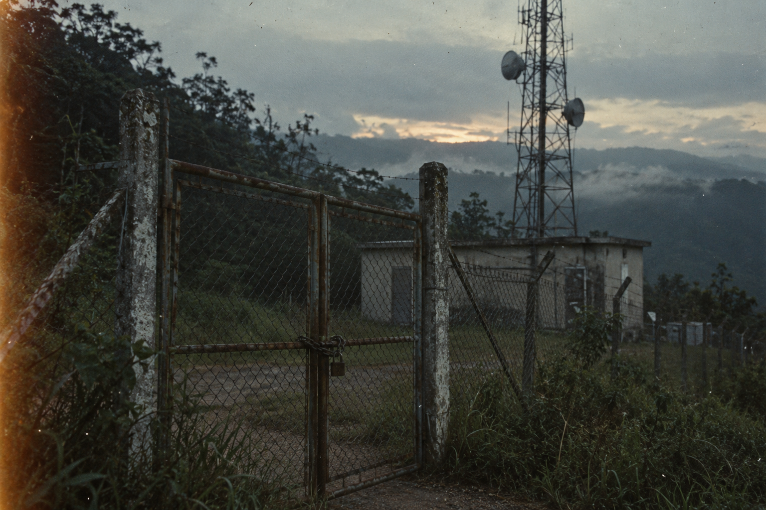 Entrada de serviço e torre da Estação da Serra ao anoitecer